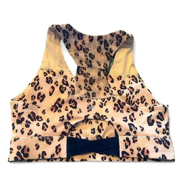 Fabletics | On-the-Go Midi Medium-Impact Sports Bra - with back pocket size L - Picture 4 of 8